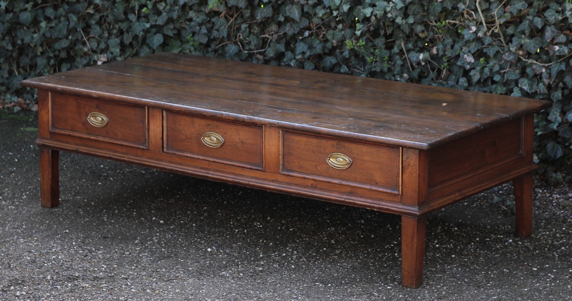 antiker-spanischer-couchtisch